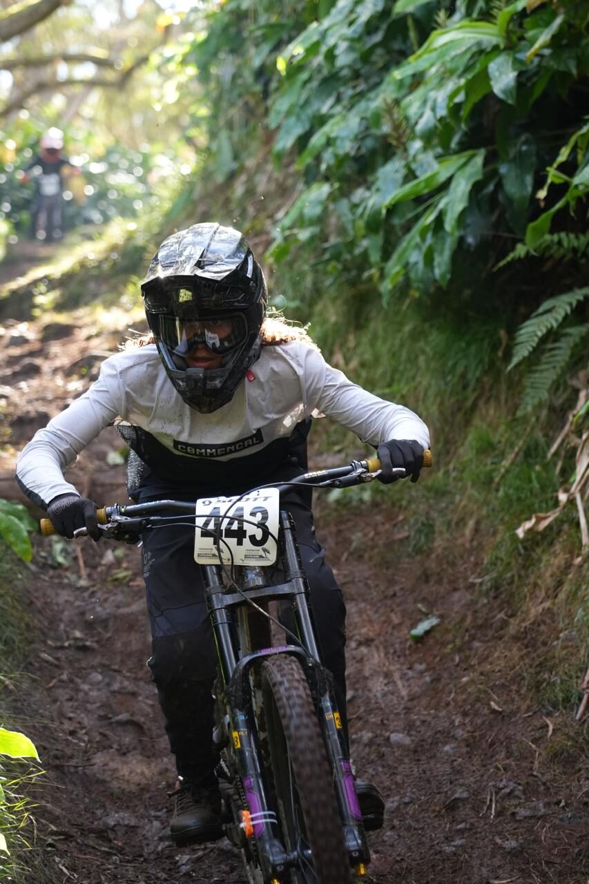 Rider dossard 443, portrait en action