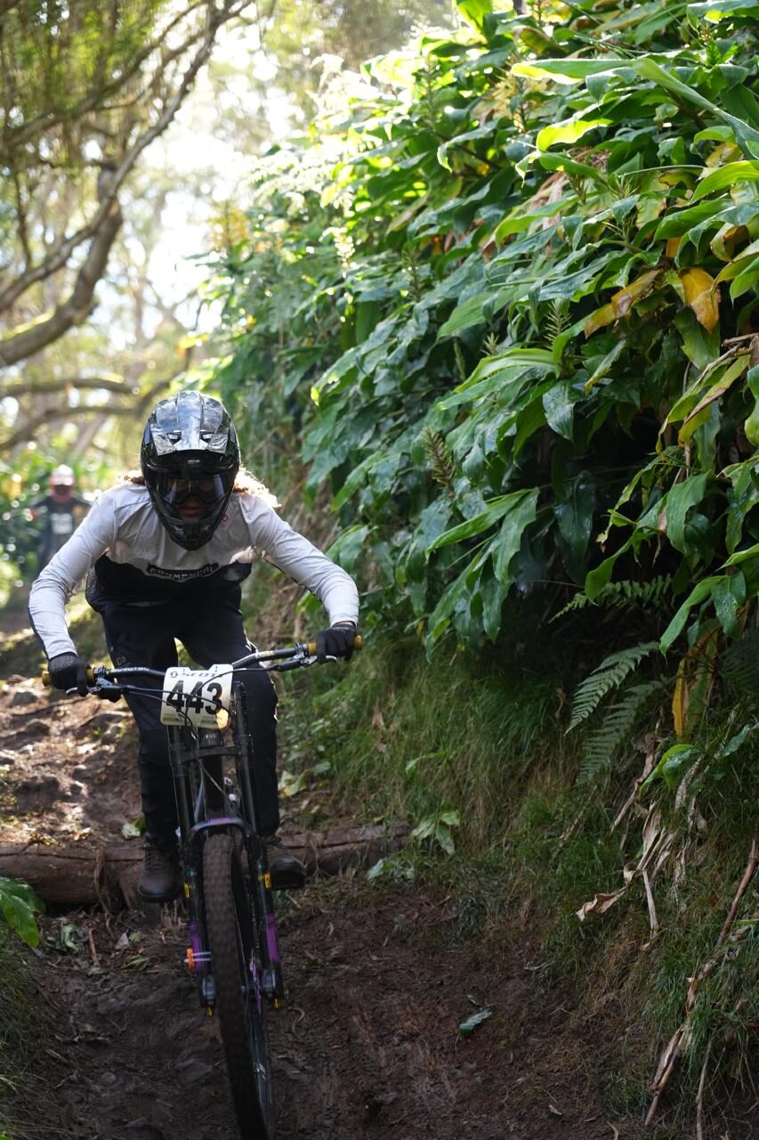 Rider dossard 443 en pleine forêt