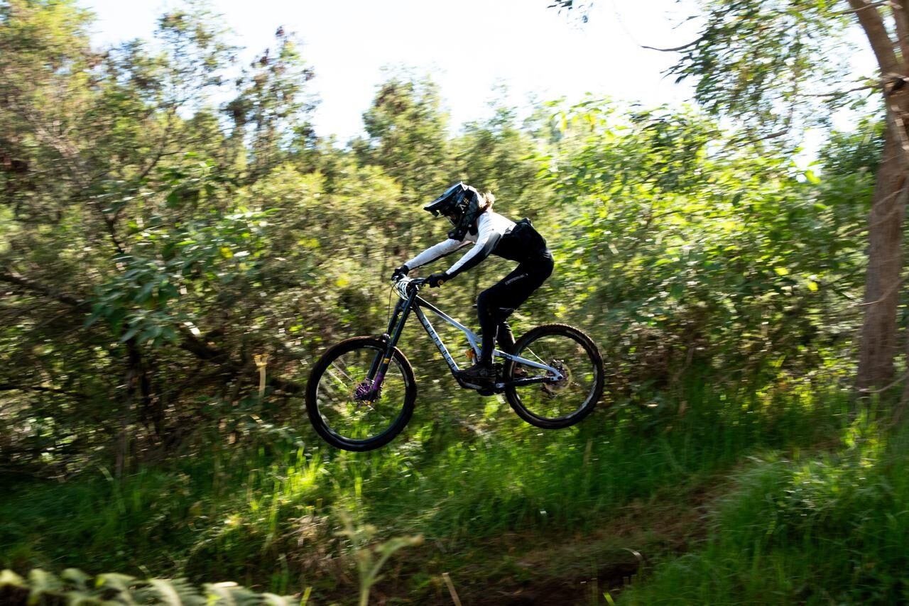 Rider en plein saut, silhouette en contre-jour