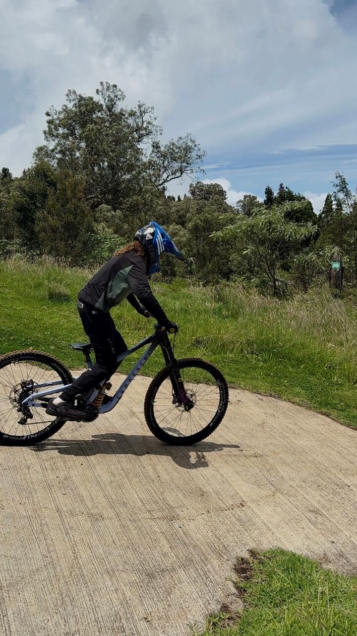 Rider en train de prendre un virage