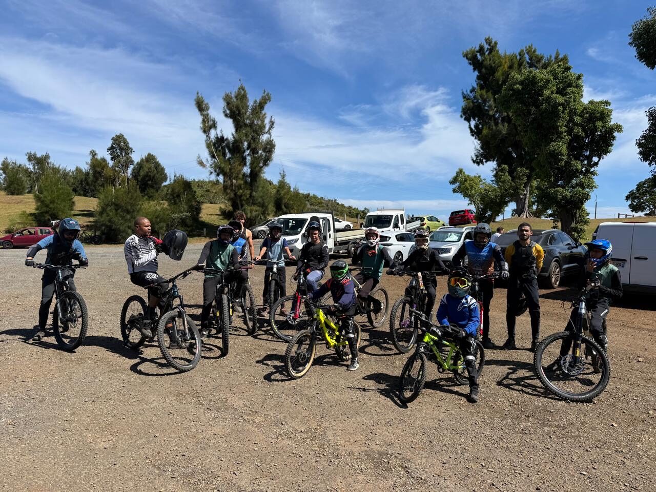 Grand groupe de riders adultes et enfants, journée ensoleillée