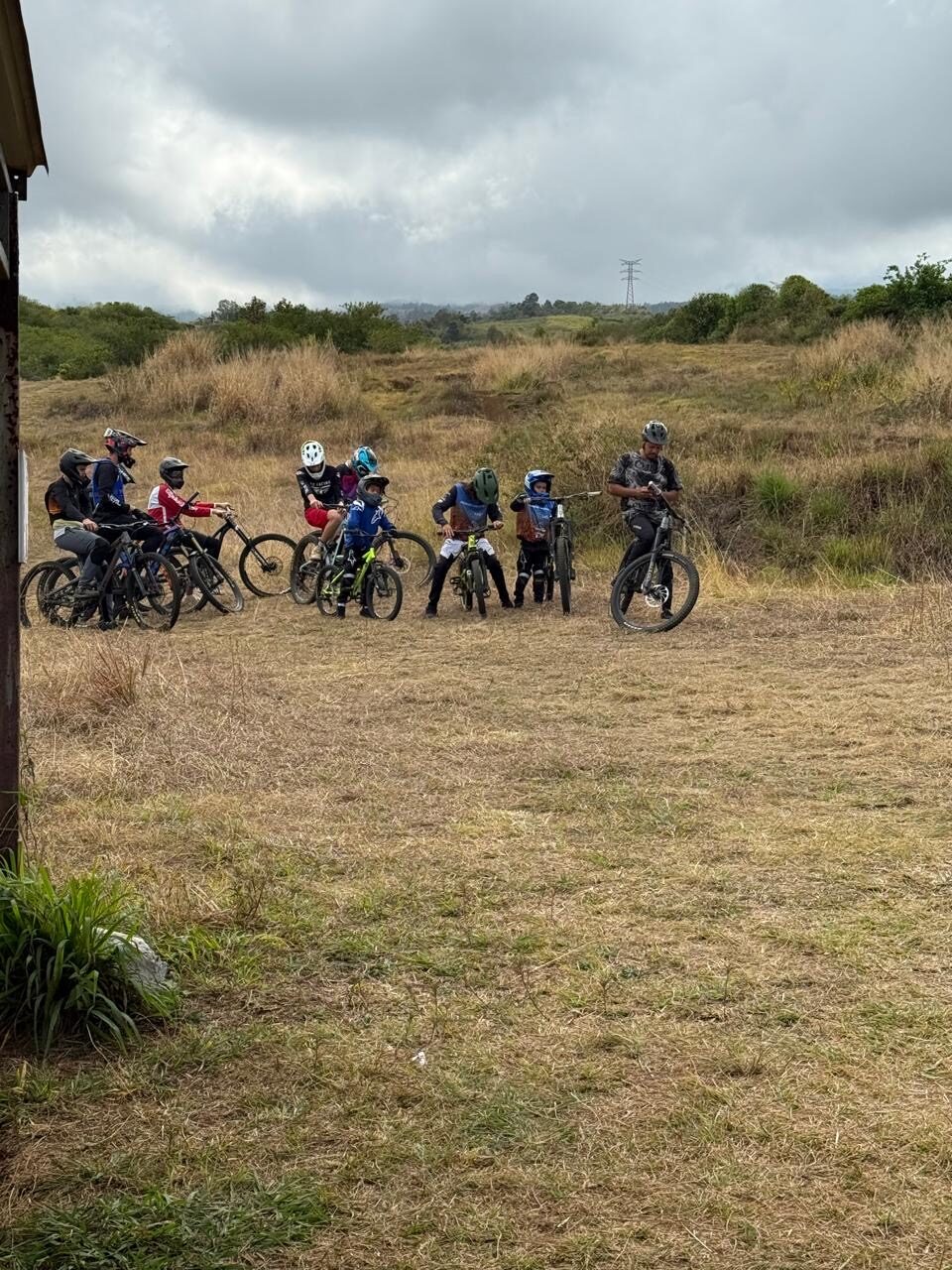 Groupe d'enfants à vélo, ciel couvert