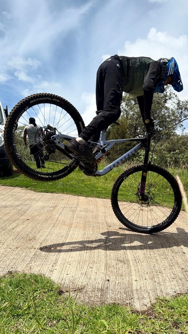 Rider en manual sur piste bétonnée