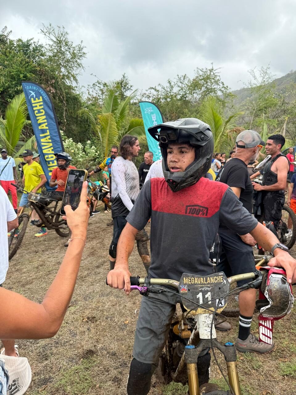 Jeune rider boueux après la Mégavalanche, dossard 11A
