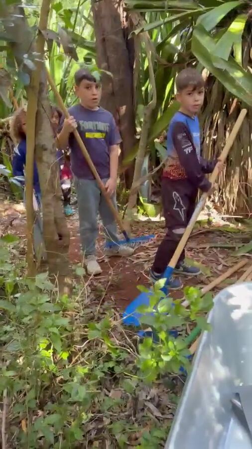 Vignette vidéo : bénévoles construisant le tracé en forêt