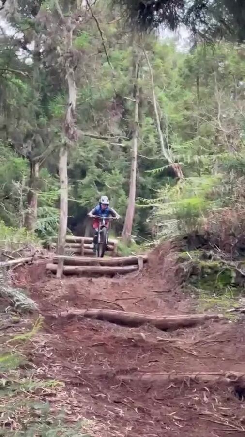 Vignette vidéo : rider passant sur un module en bois