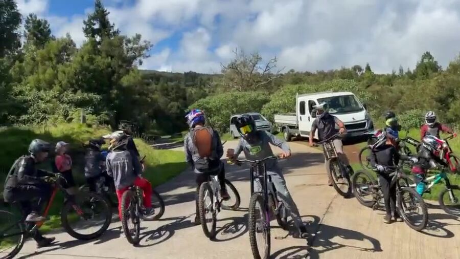 Vignette vidéo : groupe de riders au départ