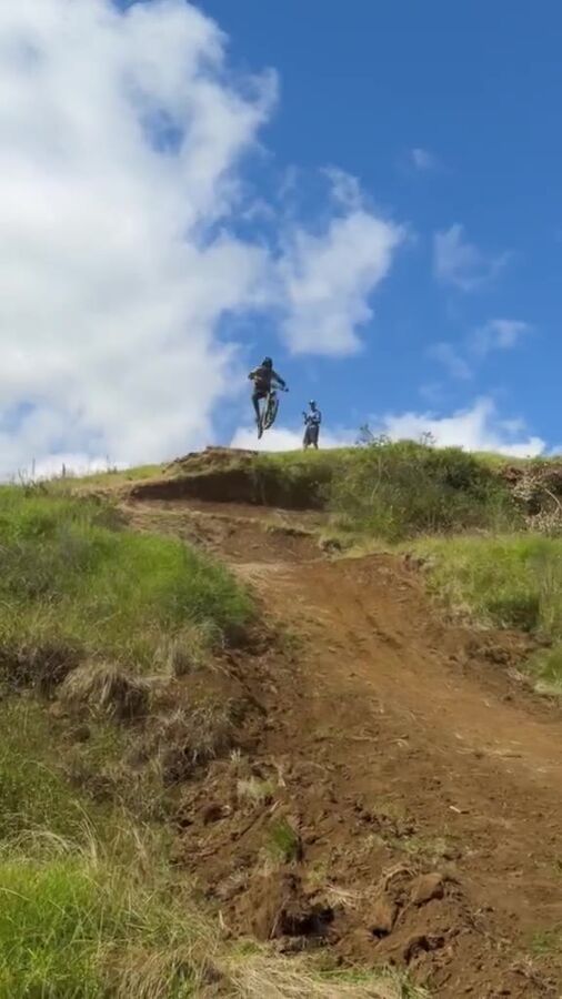 Vignette vidéo : saut aérien sur ciel bleu